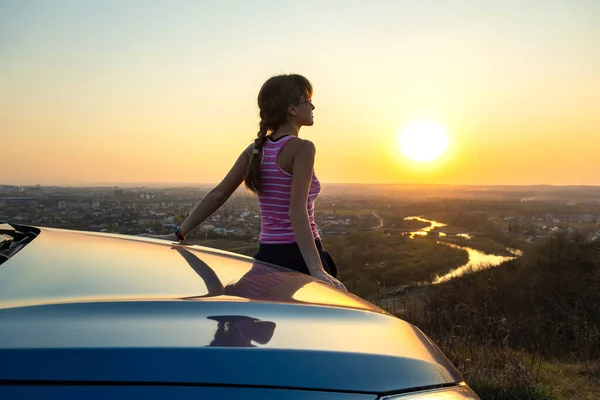 Eine Junge Autofahrerin Steht Neben Ihrem Auto Und Genießt Den — Stockfoto