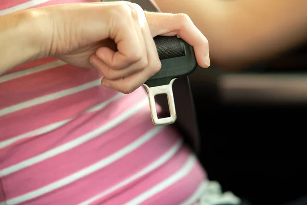 Gros Plan Ceinture Sécurité Main Femme Tout Étant Assis Intérieur — Photo