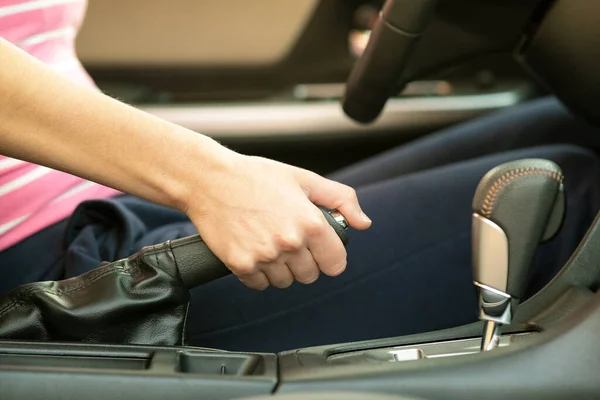 Fechar Mão Condutor Fêmea Segurando Freio Mão Carro — Fotografia de Stock