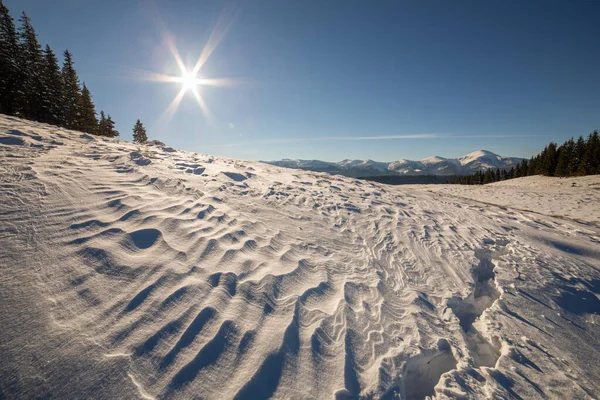Panorama Paisagístico Inverno Com Colinas Nevadas Montanhas Brancas Distantes Floresta — Fotografia de Stock