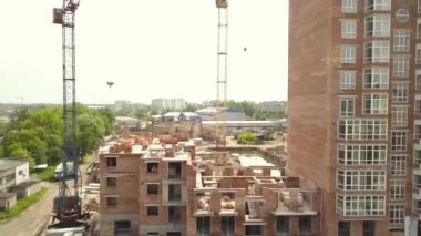 Bir şehirde yapım aşamasında olan yüksek konut binasının havadan görüntüsü.