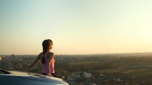 Jovem Mulher Perto Seu Carro Desfrutando Vista Quente Pôr Sol — Vídeo de Stock