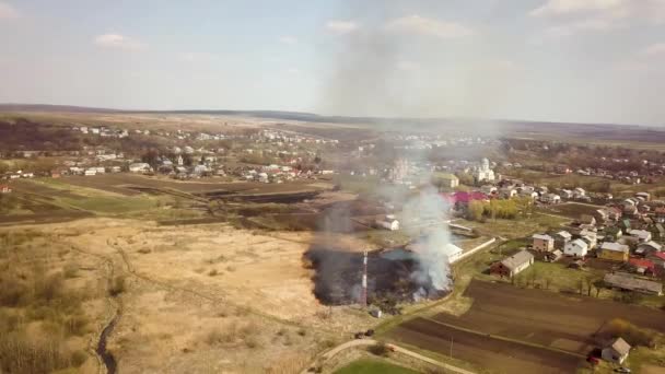 Letecký Pohled Pole Suchou Trávou Zapálenou Oranžovými Plameny Vysokým Sloupem — Stock video