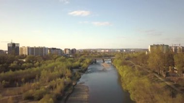 Ukrayna 'nın İvano-Frankivsk şehrinin Bystrytsia nehri ve inşaat halindeki yüksek konut binalarıyla hava manzarası.