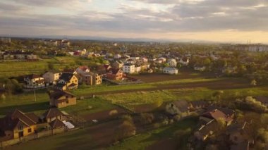 Şehrin kırsal kesiminin havadan görünüşü ve yaz akşamları evleri..