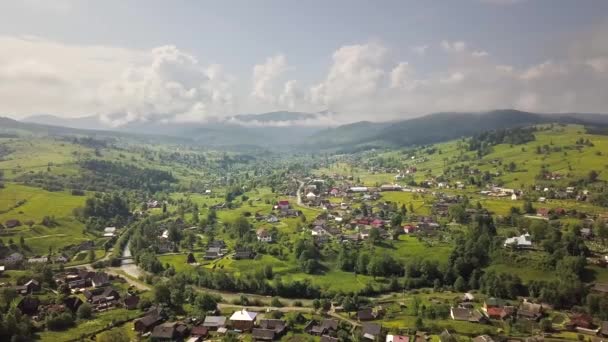 Flybilde Liten Landsby Mellom Grønne Sommerhøyder Ukrainske Karpatene Sommeren – stockvideo