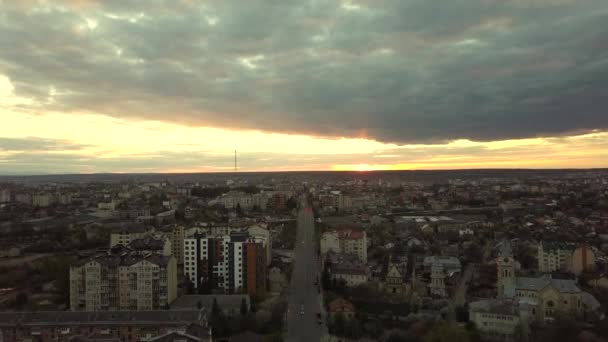 Luftaufnahme Hoher Wohnhäuser Bei Sonnenuntergang Der Stadt Iwano Frankiwsk Ukraine — Stockvideo