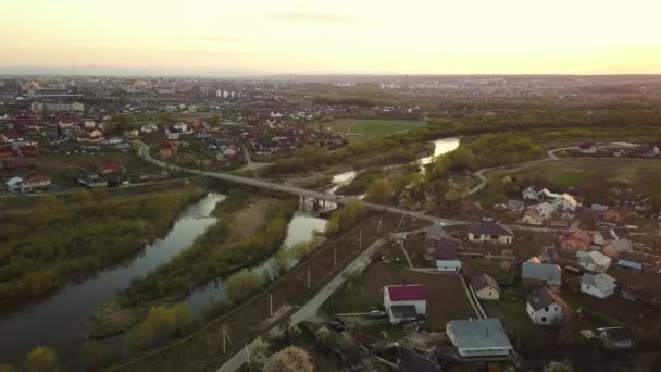 Letecký Pohled Venkovskou Oblast Městě Obytnými Domy Při Západu Slunce — Stock video