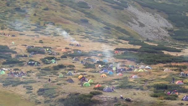 Vele Toeristische Tenten Met Wandelaars Rokerige Kampvuren Groene Bergen Zomer — Stockvideo