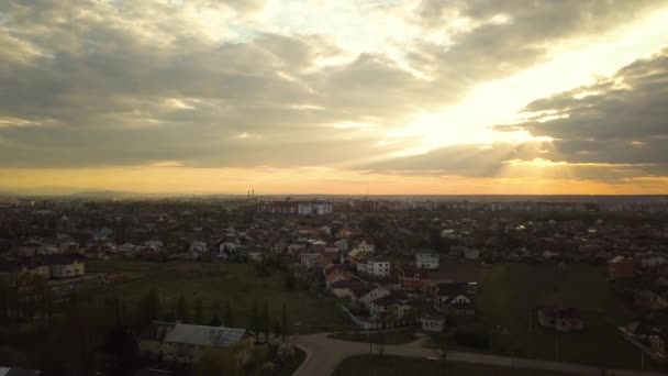 夏夜日落时分带住宅的城镇农村地区的空中景观 — 图库视频影像