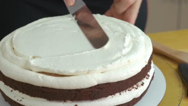 Gros Plan Des Mains Femme Faisant Gâteau Sucré Avec Crème — Video