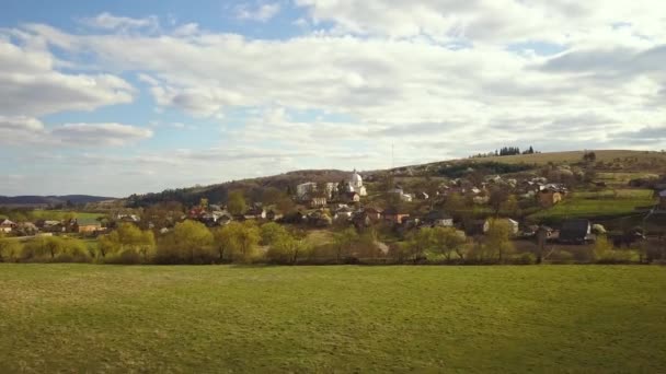 Letecký Pohled Krajinu Vesnice Malými Domky Mezi Zelenými Stromy Farmářskými — Stock video