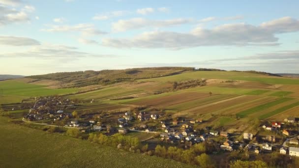 Letecký Pohled Krajinu Vesnice Malými Domky Mezi Zelenými Stromy Farmářskými — Stock video