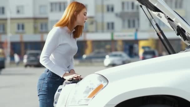 Ung Stressad Kvinna Förare Nära Trasiga Bil Med Poppad Huva — Stockvideo