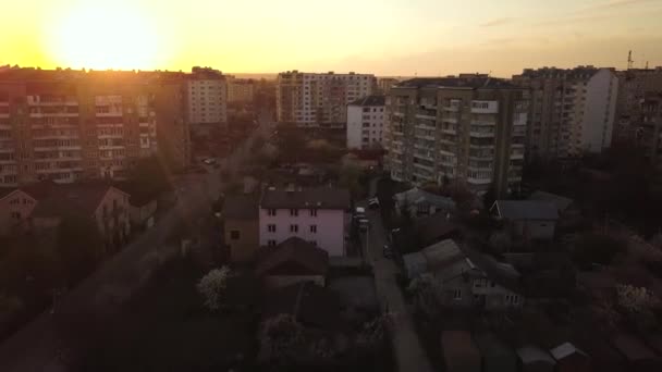 Letecký Pohled Obytné Budovy Městě Při Západu Slunce — Stock video