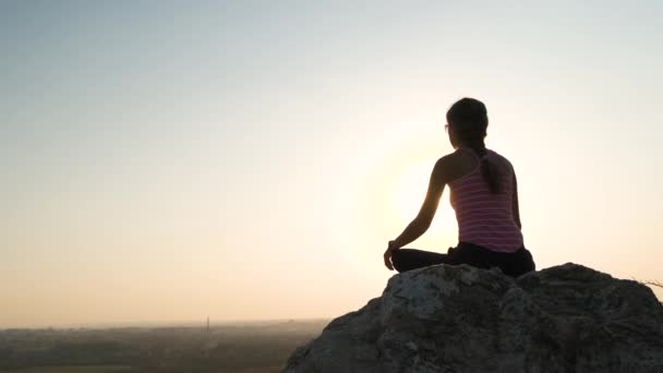 Joven Mujer Relajada Sentada Aire Libre Una Gran Piedra Disfrutando — Vídeo de stock