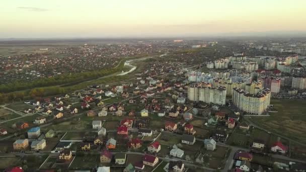 Luchtfoto Van Hoge Residentiële Flatgebouwen Particuliere Huizen Buitenwijk Bij Zonsondergang — Stockvideo