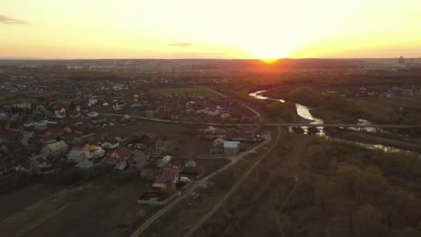 Letecký Pohled Venkovskou Oblast Městě Obytnými Domy Při Západu Slunce — Stock video