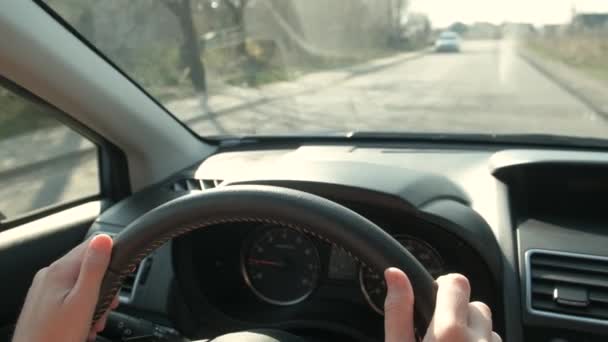 Close Uitzicht Vrouw Handen Houden Stuurwiel Rijden Een Auto Stad — Stockvideo