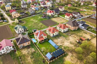 İkametgah evleri olan kırsal kesimin havadan görünüşü