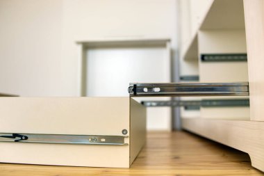 Çağdaş dolap dolabındaki ahşap çekmecenin kurulumunu kapat.