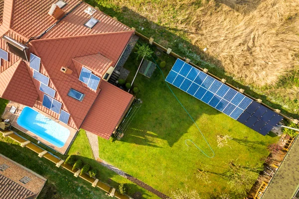 Vista Aerea Una Casa Privata Con Prato Verde Cortile Coperto — Foto Stock