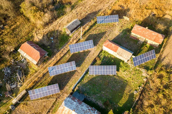 Yeşil Kırsal Alandaki Güneş Enerjili Voltaik Panellerin Yukarıdan Aşağıya Görüntüsü — Stok fotoğraf