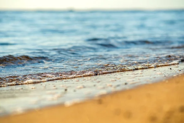 夏日阳光明媚的海岸 在黄沙海滩上 与清澈的蓝水一起闭合在一起的小海浪 — 图库照片