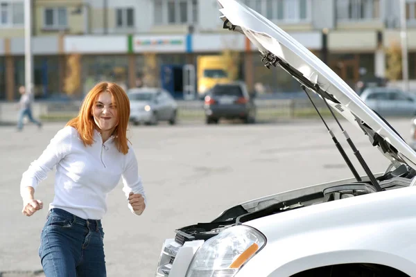 Fiatal Vicces Mosolygós Vezető Közelében Törött Autó Felpattant Motorháztető Amelynek — Stock Fotó