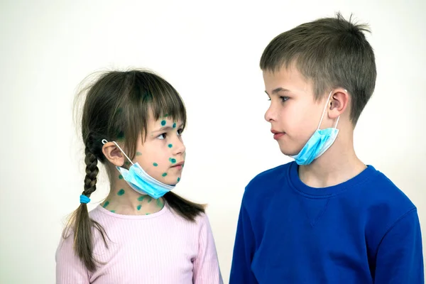 Pojke Och Flicka Bär Blå Skyddande Medicinsk Mask Sjuk Med — Stockfoto