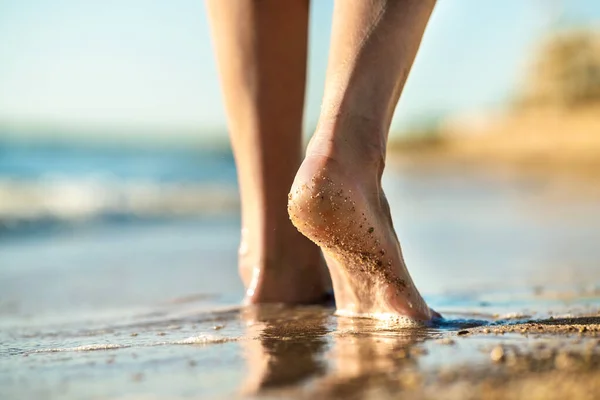 Primer Plano Pies Mujer Caminando Descalzos Playa Arena Agua Mar — Foto de Stock