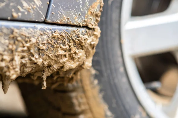 더러운 자동차 바퀴를 진흙으로 타이어 덮는다 — 스톡 사진