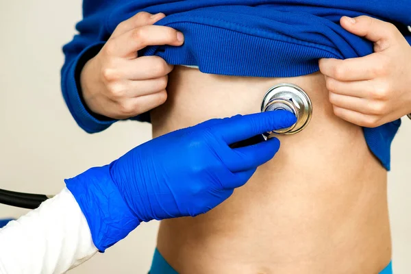 Detalle Primer Plano Mano Del Médico Que Examina Niño Enfermo —  Fotos de Stock