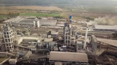 Endüstriyel üretim bölgesindeki çimento fabrikasının hava görüntüsü.