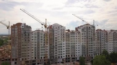 Bir şehirde yapım aşamasında olan yüksek konut binasının havadan görüntüsü.