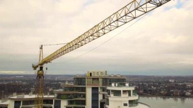 Yeni ofis binasının şantiyesindeki bir kule vincinin hava görüntüleri..