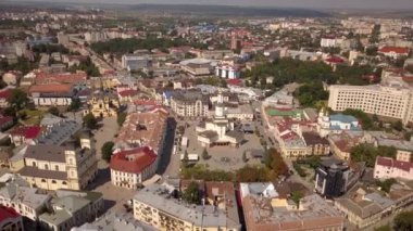 Ukrayna 'nın İvano-Frankivsk kentindeki tarihi merkezin hava manzarası.