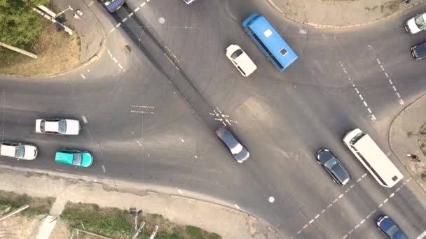 Şehir Trafiğinin Yukarıdan Aşağıya Bakan Görüntüsü Kavşaktaki Bir Caddede Hareket — Stok video