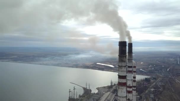 Вид Повітря Труби Високого Димоходу Сірим Димом Вугільної Електростанції Виробництво — стокове відео