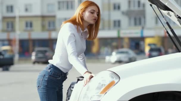 Jovem Mulher Estressada Motorista Perto Carro Quebrado Com Capuz Estourado — Vídeo de Stock