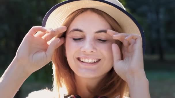 Portrait Une Adolescente Assez Positive Aux Cheveux Roux Portant Chapeau — Video