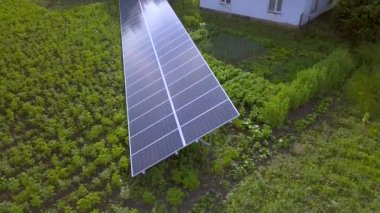 Yeşil çimenlerdeki temiz enerji için mavi güneş panelleri.