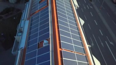 Konut binasının çatısındaki güneş enerjisi panelleri yeşil ekolojik elektrik üretmek için.