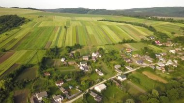 Küçük köyün havadan görünüşü, küçük evler, yeşil ağaçların arasında, tarlalar ve yazları uzak ormanlar..