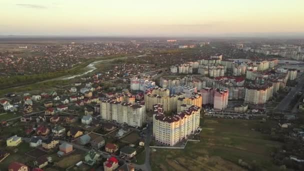 Vue Aérienne Des Immeubles Résidentiels Élevés Des Maisons Privées Dans — Video