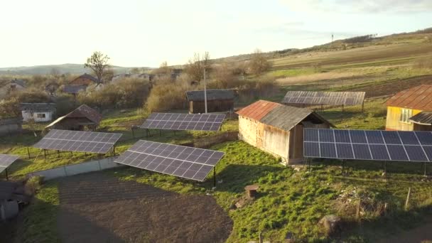 Αεροφωτογραφία Πάνω Προς Κάτω Των Ηλιακών Συλλεκτών Στην Καταπράσινη Αυλή — Αρχείο Βίντεο