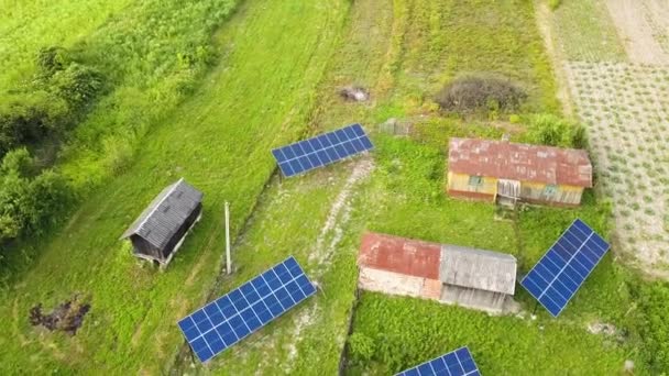 绿色农村地区太阳能电池板的高空俯视图 — 图库视频影像