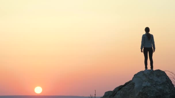 Silhouette Egy Túrázó Ugrás Egyedül Nagy Naplementekor Hegyekben Női Turista — Stock videók