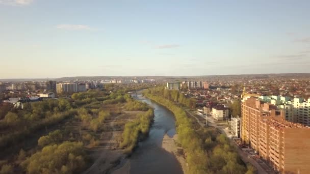 ウクライナのイヴァーノ フランキーフスク市の空中ビュー Bystrytsia川と建設中の高層住宅の建物 — ストック動画