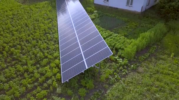 Сині Сонячні Панелі Чистої Енергії Зеленій Траві — стокове відео